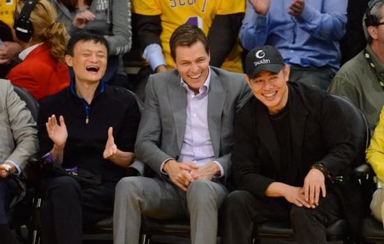 马云（左）与明星好友李连杰观看NBA揭幕战，李连杰同时也是阿里巴巴影业的独立董事。 CFP 图