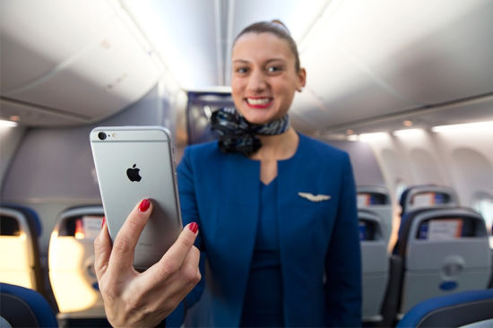 美联航将为2.3万名空姐配备iPhone 6 Plus