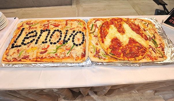 在收购完成宣布现场，联想称之为“29.1亿美元的pizza大餐”