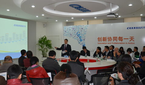 数码大方市场部总经理杨维明欢迎各位来宾