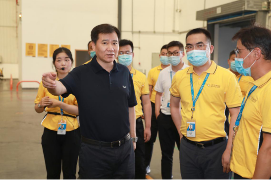 【0813】张近东818前探访物流、客服一线，首次解读“专注好服务”(1)(1)588.png