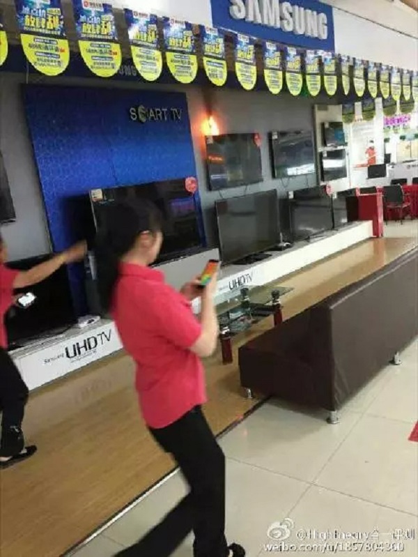 三星电视质量差遭网友吐槽，竖线坏屏疑似还着火？